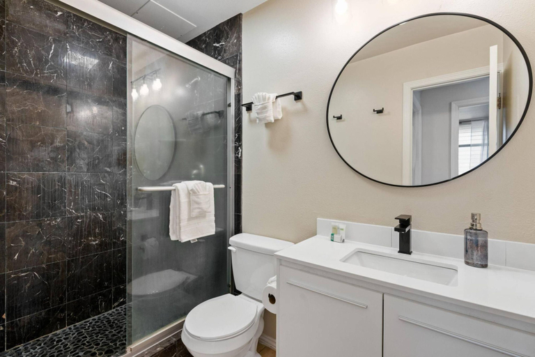 Bathroom 4, Kona Bali Kai Resort, Hawaii