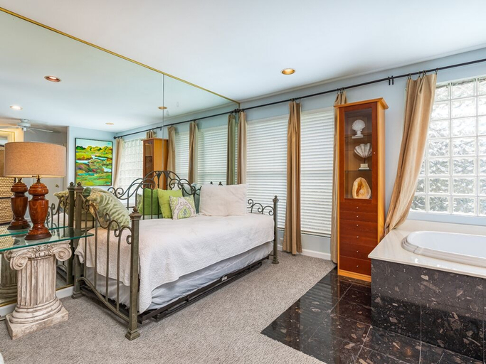Bedroom 5, Miller High Life, Chatham