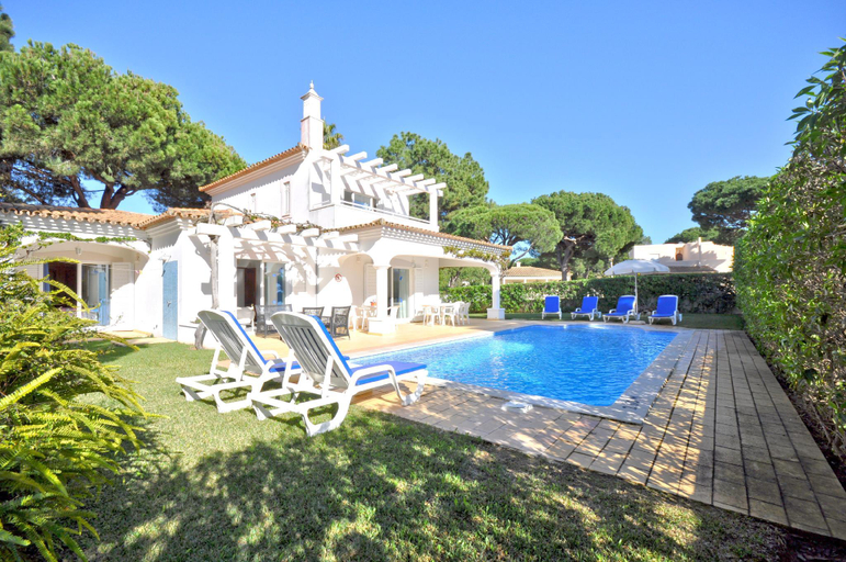 Sport & Beauty 2, Great pool villa just a short stroll to the centre, Loulé