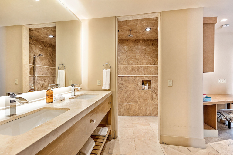 Bathroom 2, Komfy King Suite, Riverside