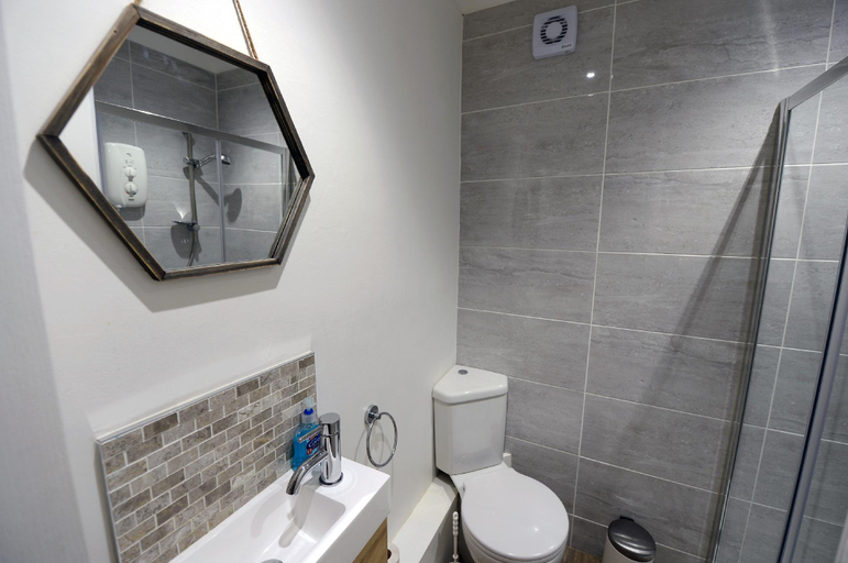 Bathroom 2, Gone to the Beach - Sea Views, Direct Beach Access, Pembrokeshire