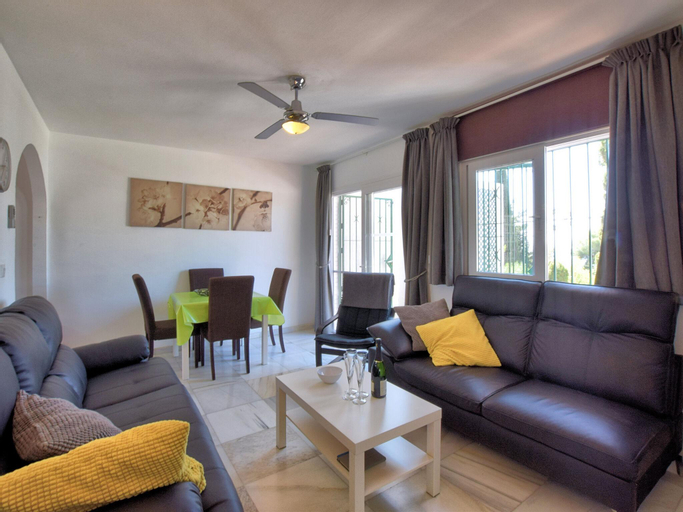 Homely holiday home in Benalmadena with private pool, Málaga