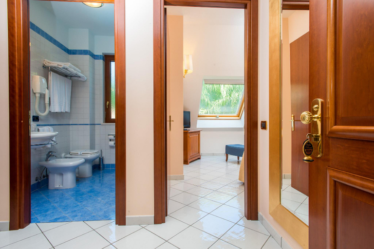 Bathroom 5, Hotel Villa Albani, Salerno