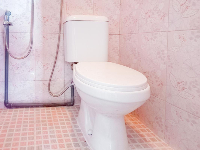 Bathroom 5, Hotel Gerung 2 near Luwes Mall Nganjuk Mitra RedDoorz, Nganjuk