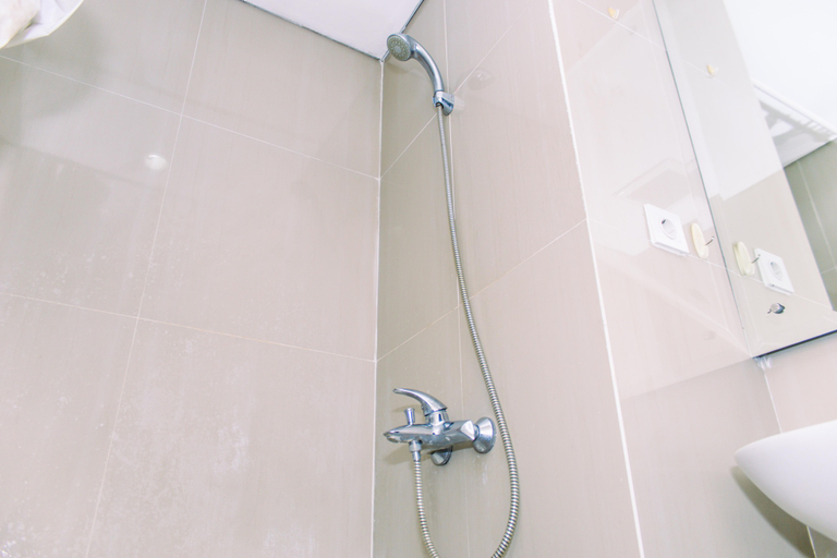 Bathroom 5, Nice and Cozy Studio at Paramount Skyline Serpong Apartment By Travelio, Tangerang
