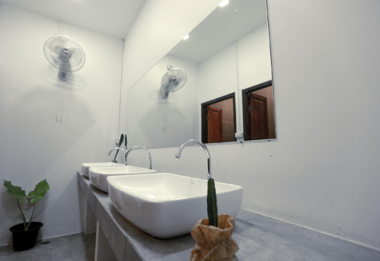 Bathroom 2, Petit Espace Boutique Hostel, Vientiane