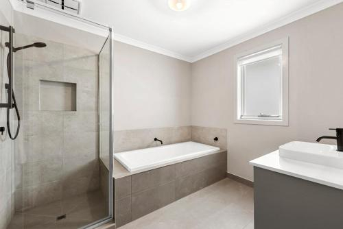 Stunning 5BR Holiday Home near the Beach with WIFI, Greater Geelong - Pt B