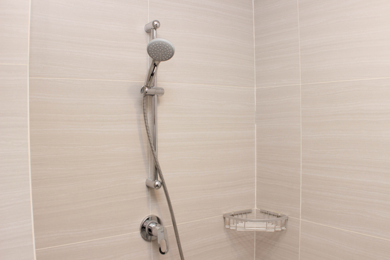 Bathroom 5, Nice and Comfy Studio West Vista Apartment By Travelio, Jakarta Barat