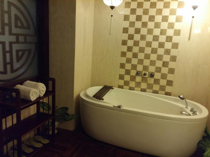 Bathroom 2, Long Life Riverside Hotel, Da Nang