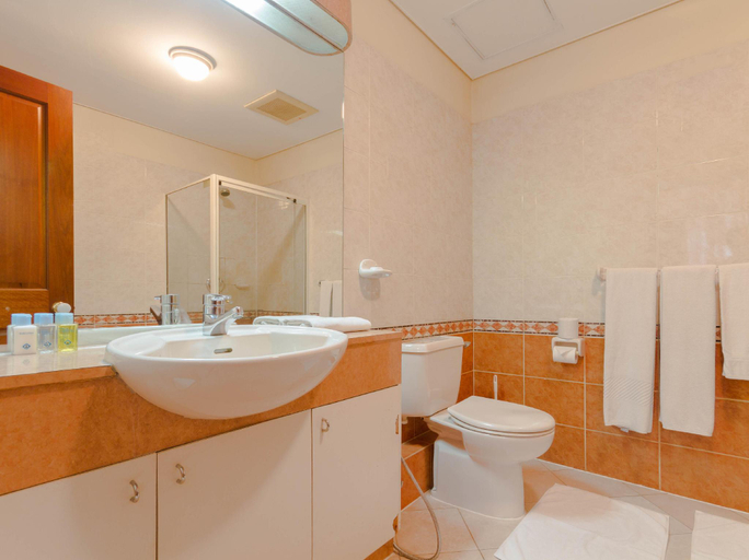 Bathroom 4, Crescat Residencies Apartments, Colombo