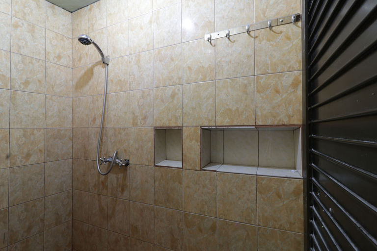 Bathroom 5, Bagus Bay Guest House, Samosir