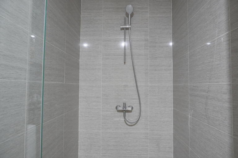 Bathroom 4, Spacious and Nice 2BR at Hillcrest House Apartment By Travelio, Tangerang