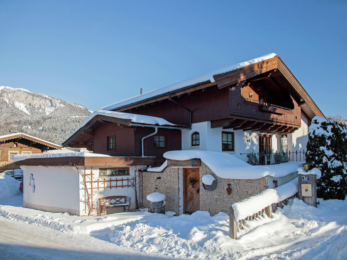 Elegant Apartment in St Johann in Tirol near Ski Slopes, Kitzbühel