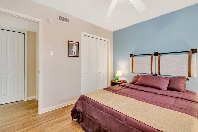 Bedroom 3, Spacious Elegant Texas Style Apartment In The Pearl, Bexar
