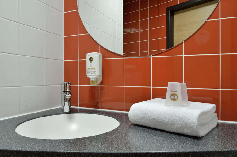 Bathroom 5, B&B Hotel Magdeburg-City, Magdeburg