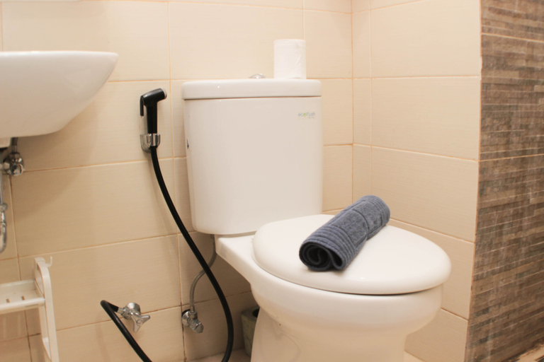 Bathroom 5, Comfort 1BR at Sky Terrace Apartment By Travelio, Jakarta Barat