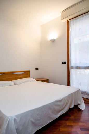 Bedroom 3, Sirmio Apartments  Primavera Stay, Brescia