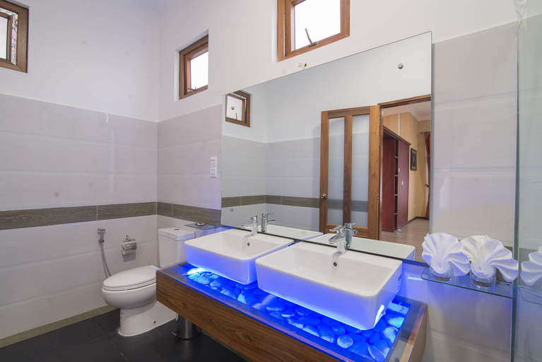 Bathroom 4, Royal Airstrip Hotel by Phyu Zin Group of Hotels, Taunggye