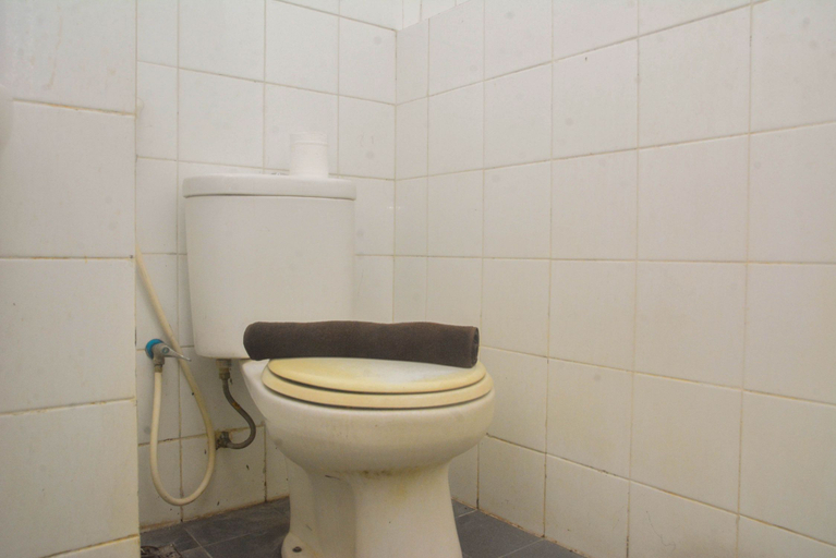 Bathroom 5, Cozy Studio at Kebagusan City Apartment By Travelio, Jakarta Selatan