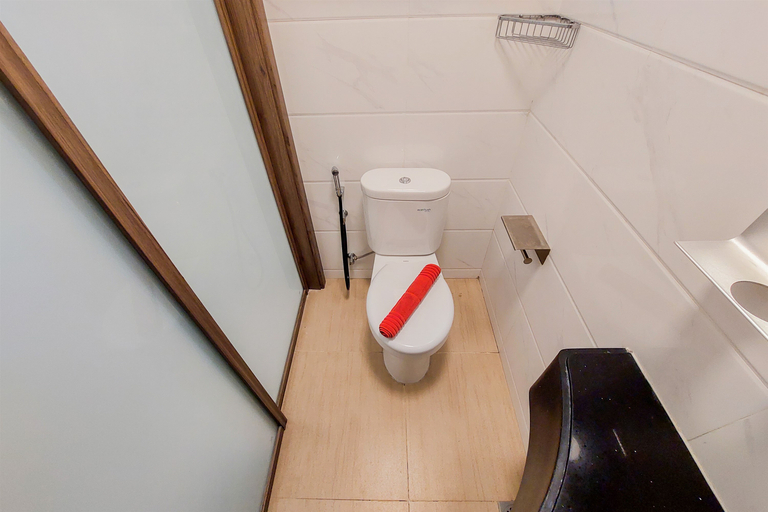 Bathroom 5, Comfy and Cozy Stay Studio Room at Sky House BSD Apartment By Travelio, Tangerang Selatan