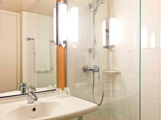 Bathroom 14