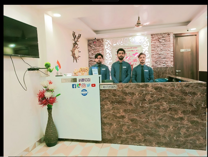 Others 3, Hotel Apple, Sitapur