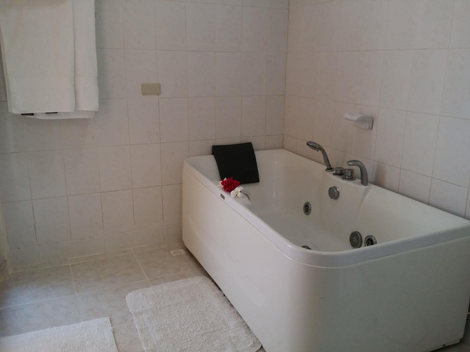 Bathroom 2, Crystal Paradise Resort, Narra