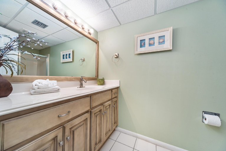 Bathroom 3, Edgewater Leeward 605 su-9111EDGEE40605EW-224, Bay