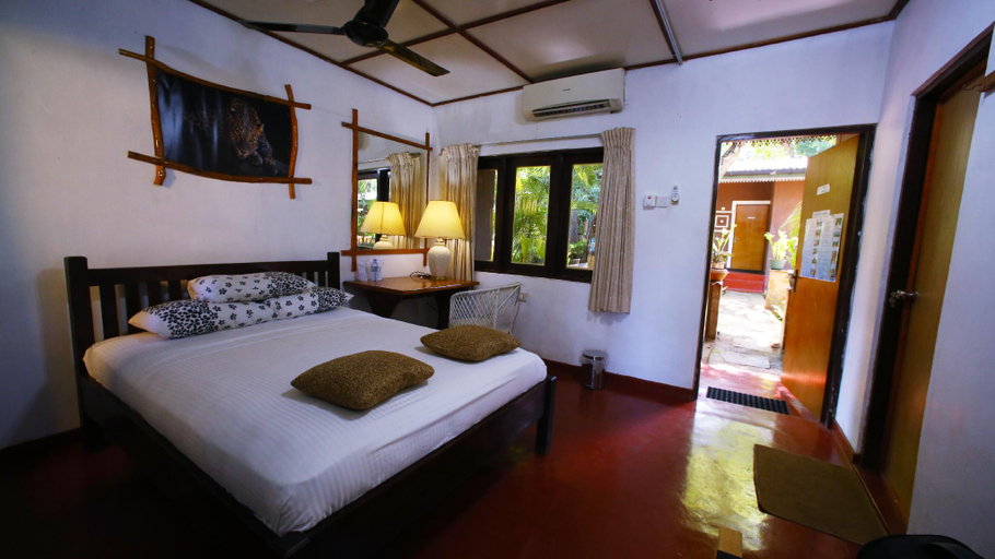Bedroom, S and K Safari Village Hotel, Embilipitiya