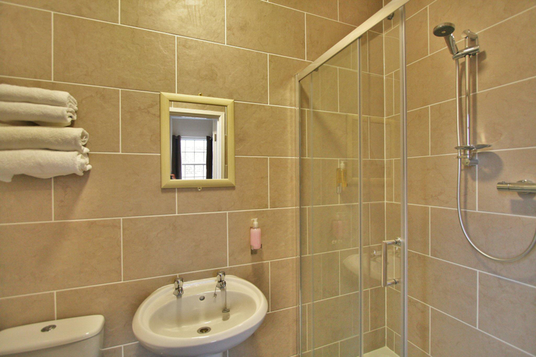 Bathroom 3, Central Hotel Gloucester, Gloucestershire