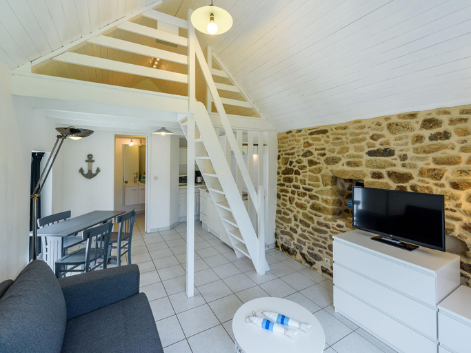 Others 3, Holiday home with private pool, Finistère