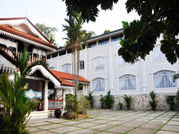 Exterior & Views