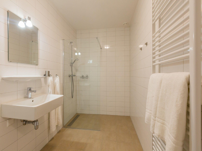 Bathroom 3, Zoutelande Studio Parking Spot, Veere