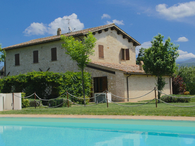 Modern Holiday Home in Foligno with Swimming Pool, Perugia