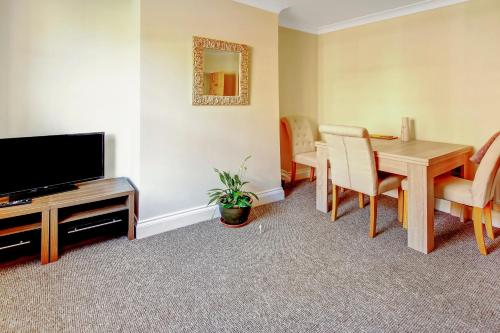 The Little Round House, entire house in town centre, sleeps 4, Cambridgeshire