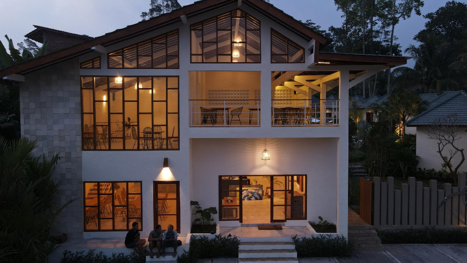 Exterior & Views