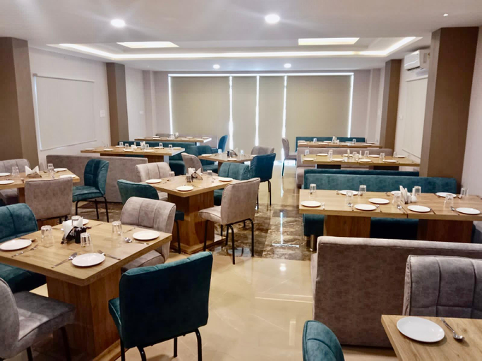 Food & Drinks 4, Hotel Mumbai House LIG Behind CHL Hospital, Indore