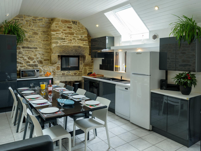 Others 5, Holiday home with private pool, Finistère