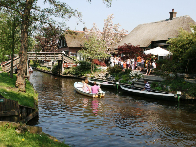 Compact lodge with an electric sloop in Giethoorn, Steenwijkerland