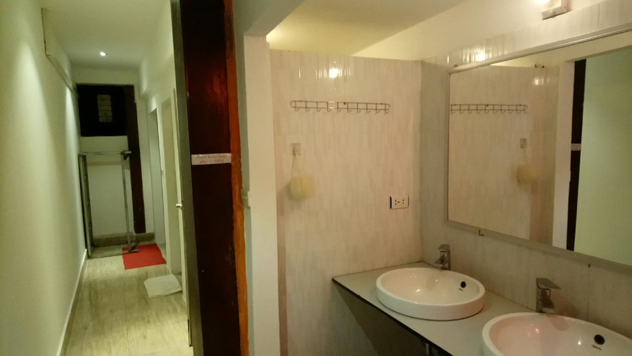 Bathroom 2, Tony Central Hostel, Luang Prabang