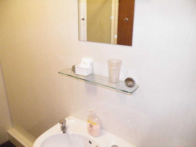 Bathroom 4, Twa Dogs Inn, Cumbria