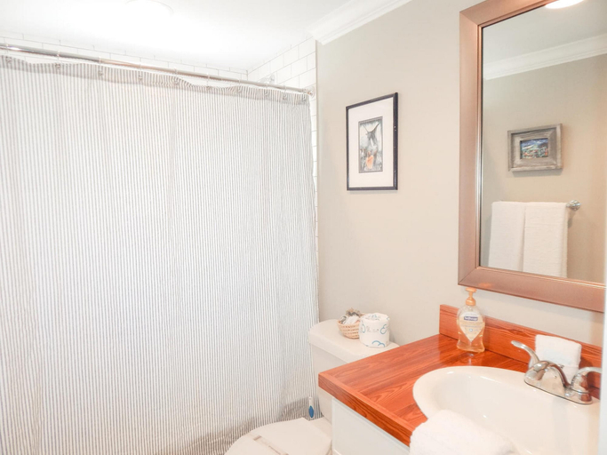 Bathroom 3, 004 Shipp's Inn by ACP, Mobile