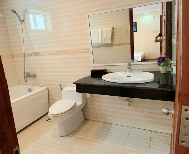 Bathroom 3, Queen Hotel Tran Phu, Nha Trang