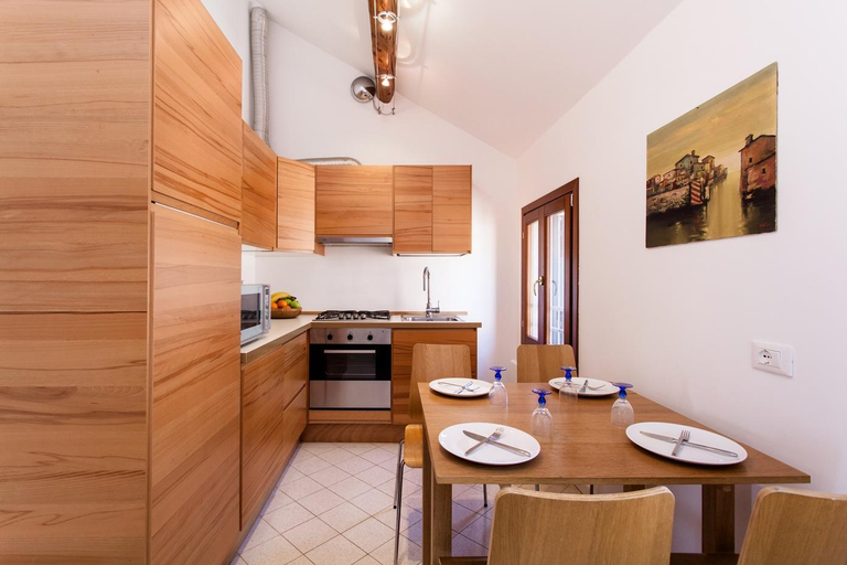 Others 5, Prince Apartments, Venezia