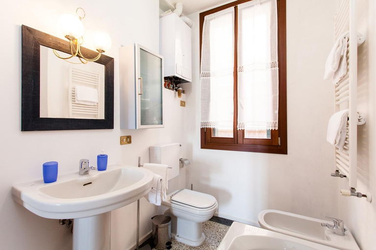 Bathroom 4, Prince Apartments, Venezia