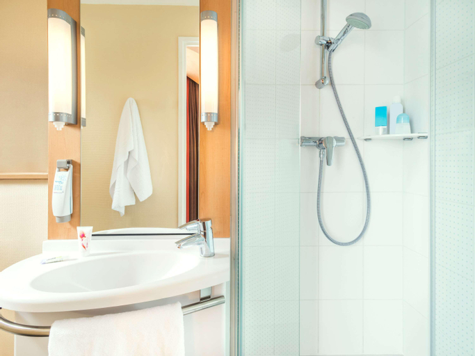 Bathroom 10