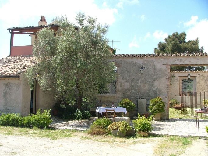 Rustic Holiday Home in Guardavalle with Garden, Reggio Di Calabria