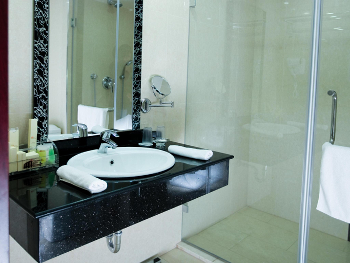 Bathroom 4, Colosseum Hotel, Mórahalm