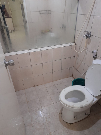Bathroom 5, R&Q property at Apartemen Kalibata, South Jakarta