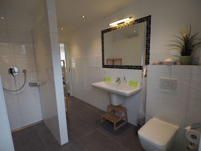 Bathroom 3, Ferienhaus in Rerik mit eigener Terrasse, Rostock